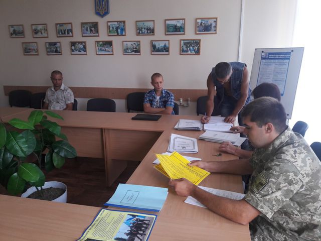 Майже 2 тисячі запоріжців прийнято на військову службу за контрактом
