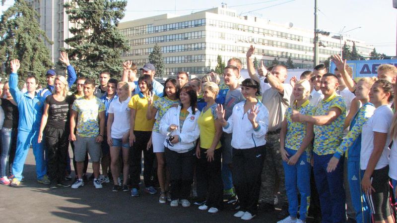 Запоріжці відзначили День фізкультури масовою зарядкою