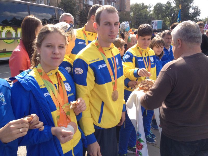 Запорізьких паралімпійців урочисто зустріли на рідній землі