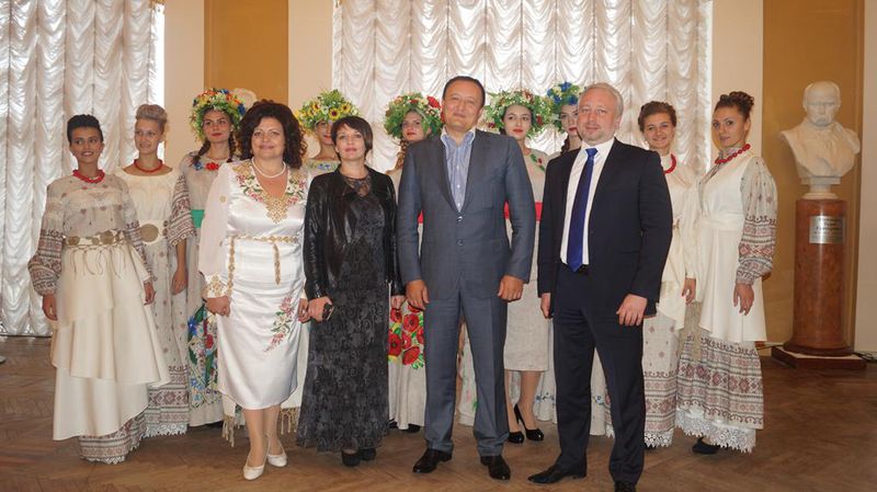 Найвидатніші педагоги області відзначені грамотами та подарунками від голови облдержадміністрації