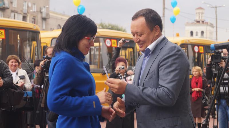 До районів області відправилися 14 нових шкільних автобусів 