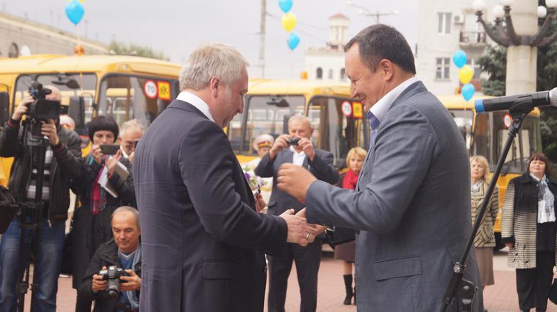 До районів області відправилися 14 нових шкільних автобусів 