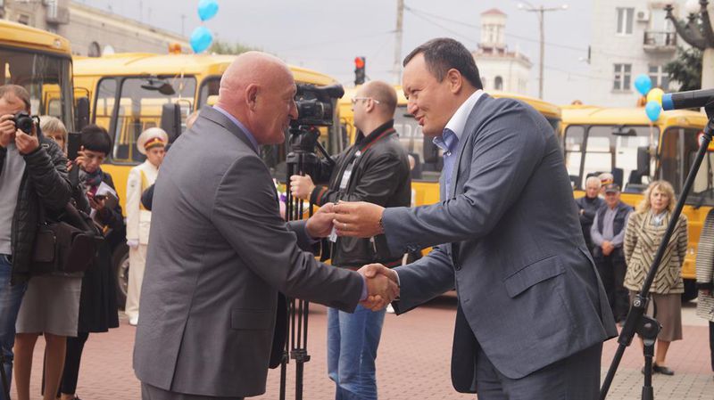 До районів області відправилися 14 нових шкільних автобусів 