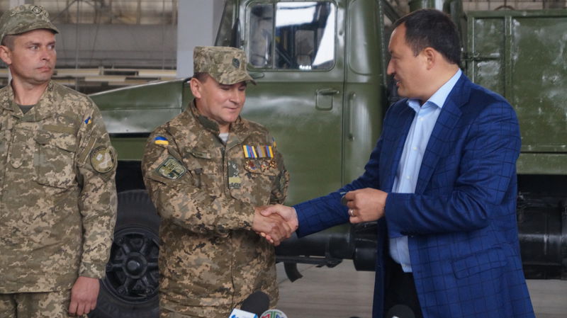 Костянтин Бриль передав військовим ключі від ще одного відновленого «КрАЗа»