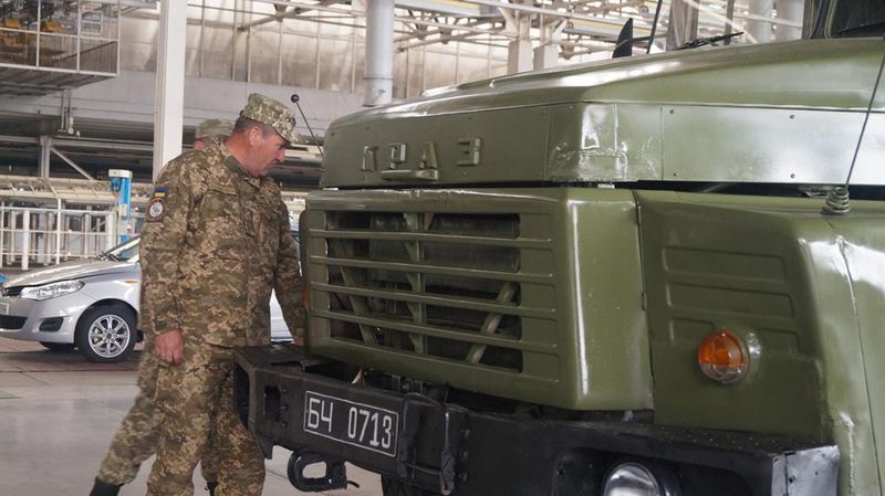 Костянтин Бриль передав військовим ключі від ще одного відновленого «КрАЗа»