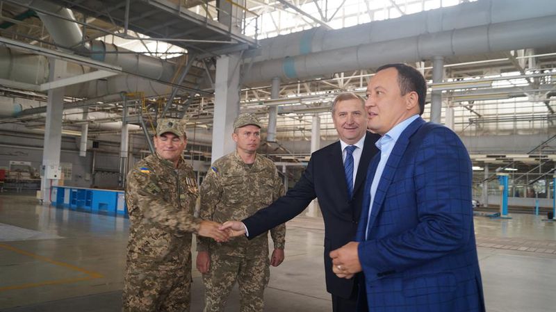Костянтин Бриль передав військовим ключі від ще одного відновленого «КрАЗа»