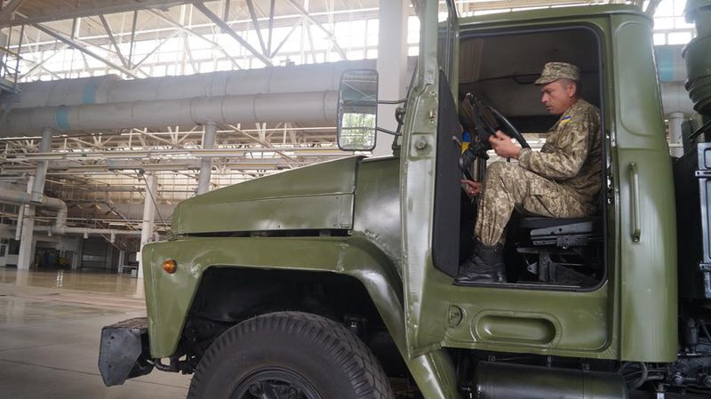 Костянтин Бриль передав військовим ключі від ще одного відновленого «КрАЗа»