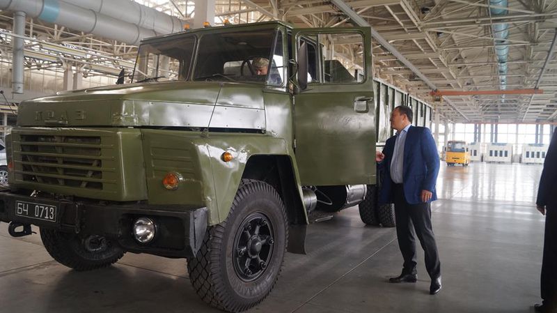 Костянтин Бриль передав військовим ключі від ще одного відновленого «КрАЗа»