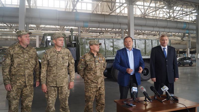 Костянтин Бриль передав військовим ключі від ще одного відновленого «КрАЗа»