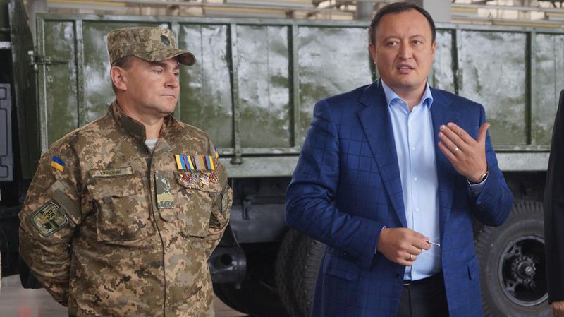 Костянтин Бриль передав військовим ключі від ще одного відновленого «КрАЗа»