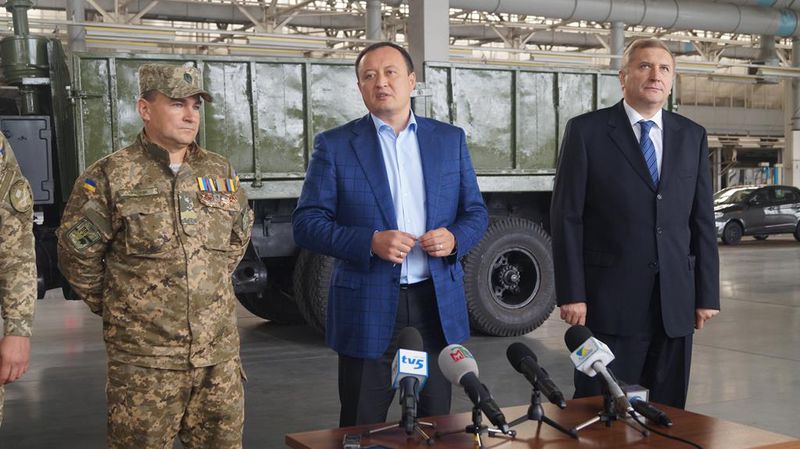 Костянтин Бриль передав військовим ключі від ще одного відновленого «КрАЗа»