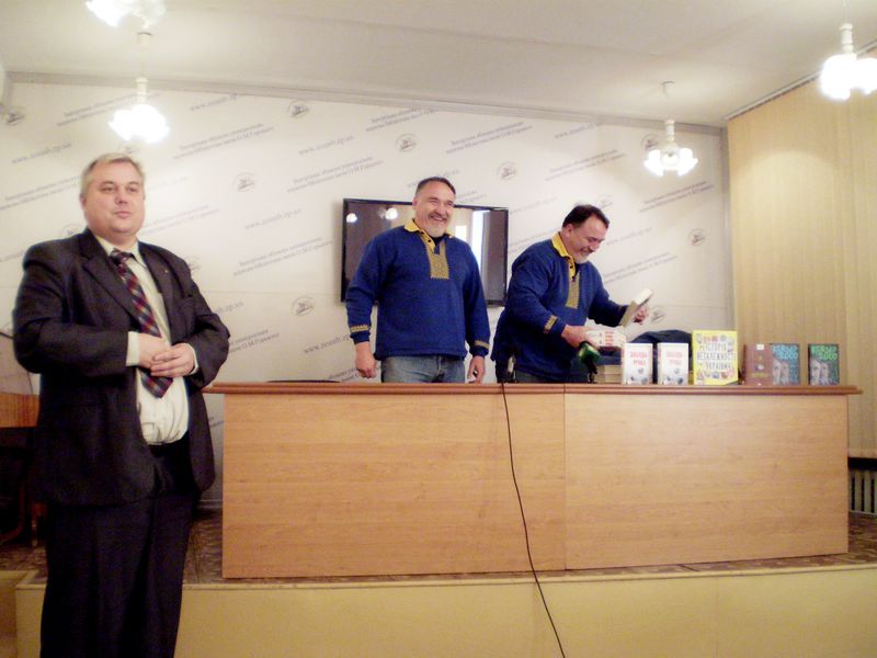 Відомі письменники підтримують великі й маленькі бібліотеки