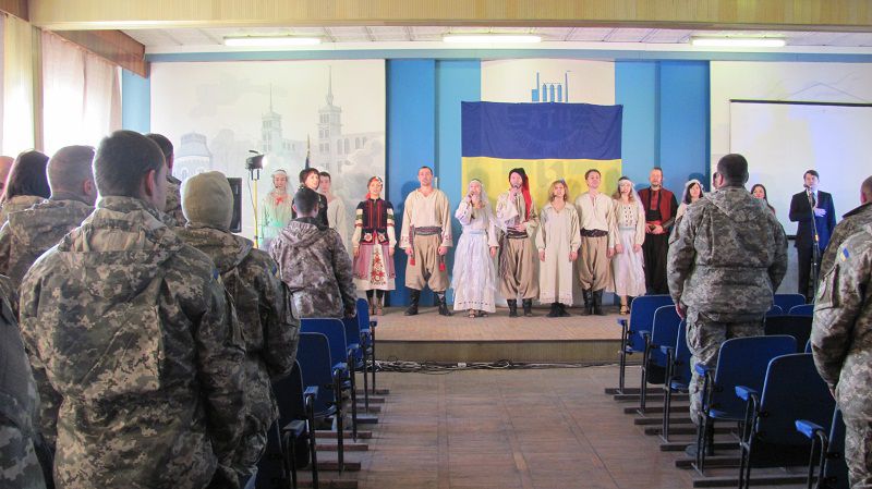 Театр молоді подарував концерт бійцям на передовій