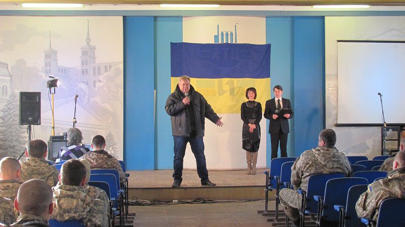 Театр молоді подарував концерт бійцям на передовій