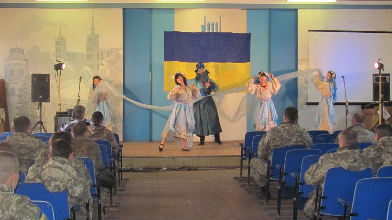 Театр молоді подарував концерт бійцям на передовій