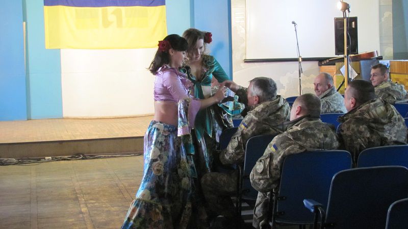 Театр молоді подарував концерт бійцям на передовій