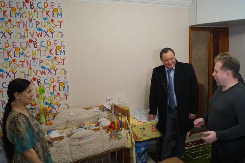 Костянтин Бриль вручив подарунок родині, яка нещодавно поповнилась трійнею
