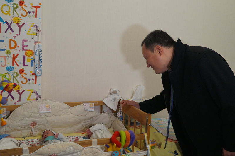 Костянтин Бриль вручив подарунок родині, яка нещодавно поповнилась трійнею
