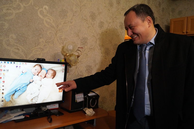 Костянтин Бриль вручив подарунок родині, яка нещодавно поповнилась трійнею