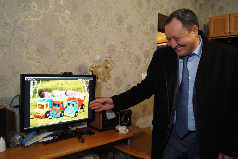 Костянтин Бриль вручив подарунок родині, яка нещодавно поповнилась трійнею