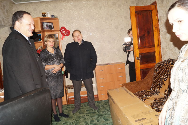Костянтин Бриль вручив подарунок родині, яка нещодавно поповнилась трійнею