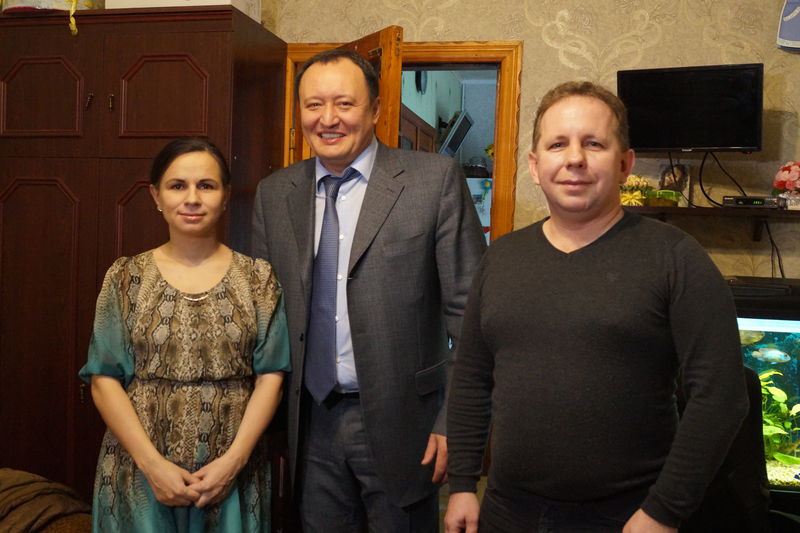 Костянтин Бриль вручив подарунок родині, яка нещодавно поповнилась трійнею