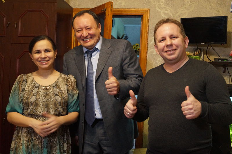Костянтин Бриль вручив подарунок родині, яка нещодавно поповнилась трійнею