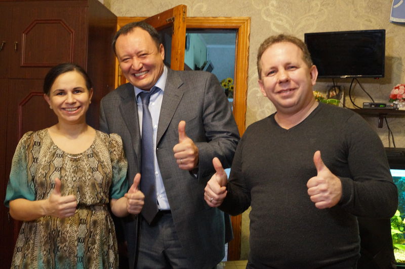 Костянтин Бриль вручив подарунок родині, яка нещодавно поповнилась трійнею