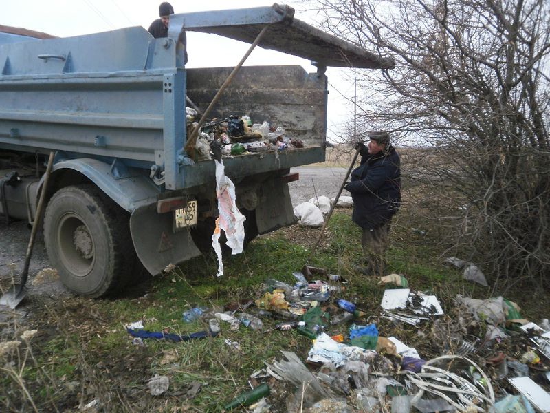 Замість ремонту доріг дорожники вимушені прибирати сміття