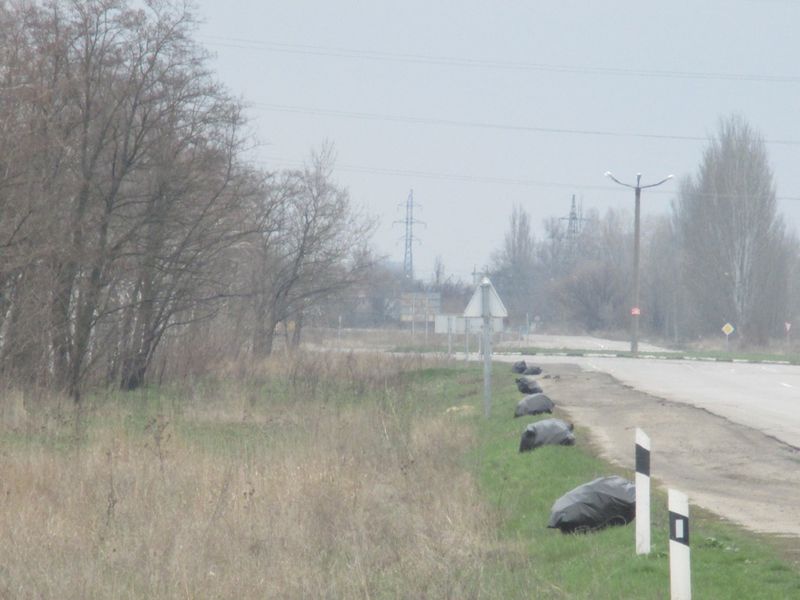 Замість ремонту доріг дорожники вимушені прибирати сміття