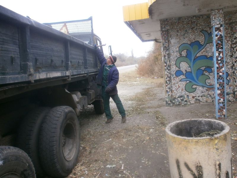 Замість ремонту доріг дорожники вимушені прибирати сміття