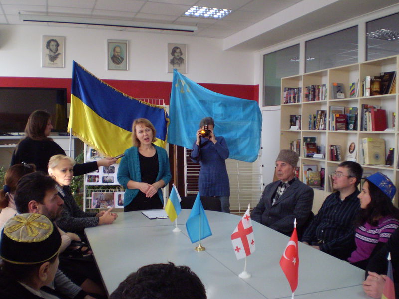 1 грудня у Центрі національних культур Запорізької обласної універсальної наукової бібліотеки урочисто закрилася виставка кримськотатарських художників  Мелітополя