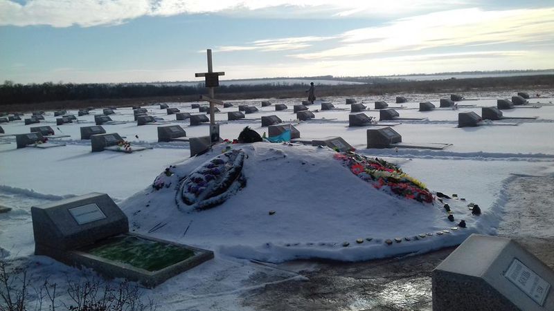 До могил невідомих бійців веде наша  пам'ять про їхній подвиг
