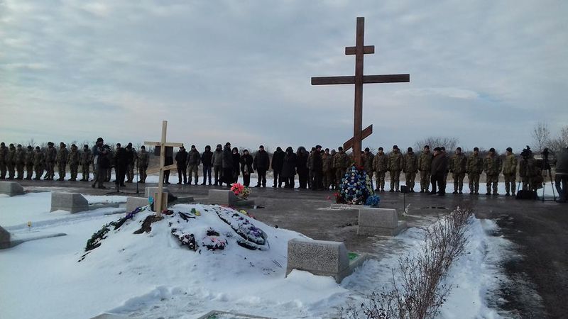 До могил невідомих бійців веде наша  пам'ять про їхній подвиг