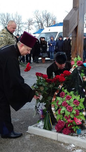 До могил невідомих бійців веде наша  пам'ять про їхній подвиг