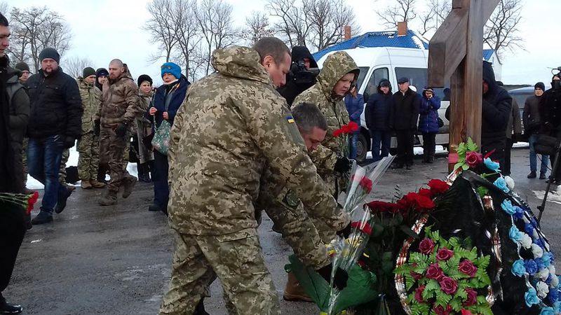 До могил невідомих бійців веде наша  пам'ять про їхній подвиг