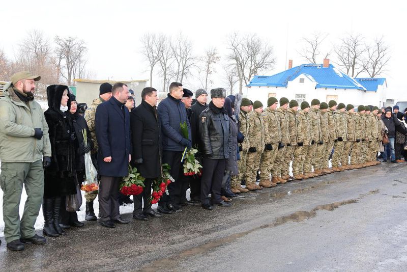 До могил невідомих бійців веде наша  пам'ять про їхній подвиг