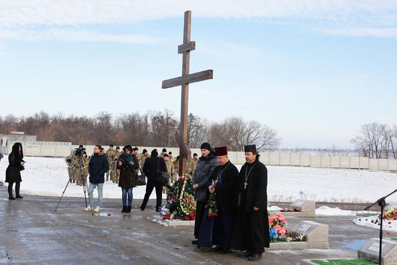 До могил невідомих бійців веде наша  пам'ять про їхній подвиг