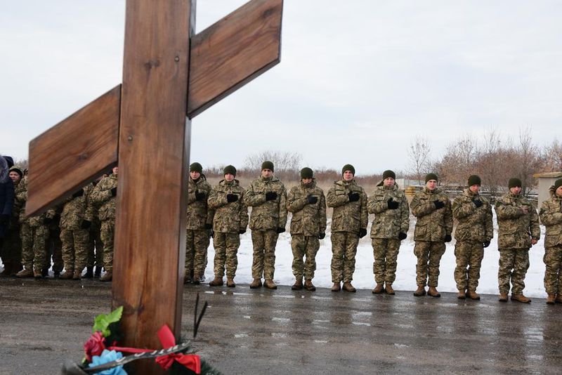 До могил невідомих бійців веде наша  пам'ять про їхній подвиг
