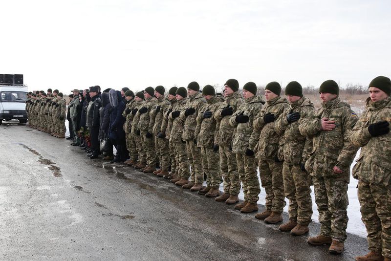 До могил невідомих бійців веде наша  пам'ять про їхній подвиг