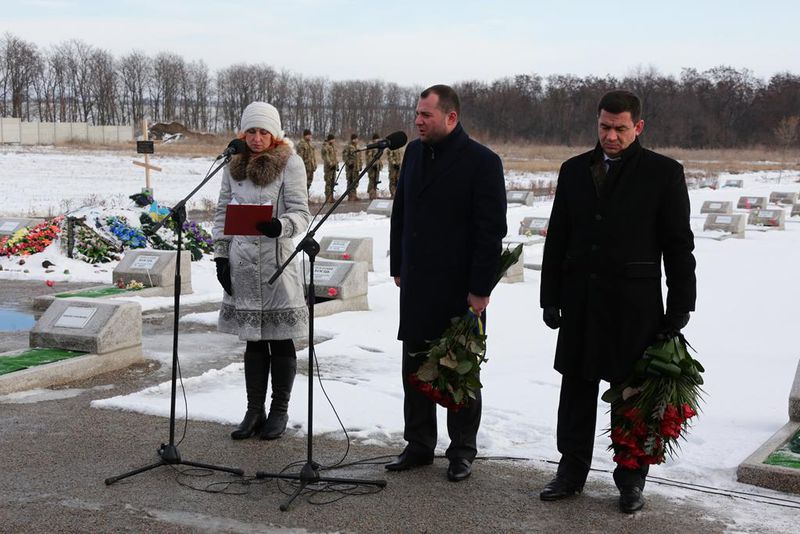 До могил невідомих бійців веде наша  пам'ять про їхній подвиг