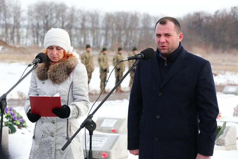До могил невідомих бійців веде наша  пам'ять про їхній подвиг