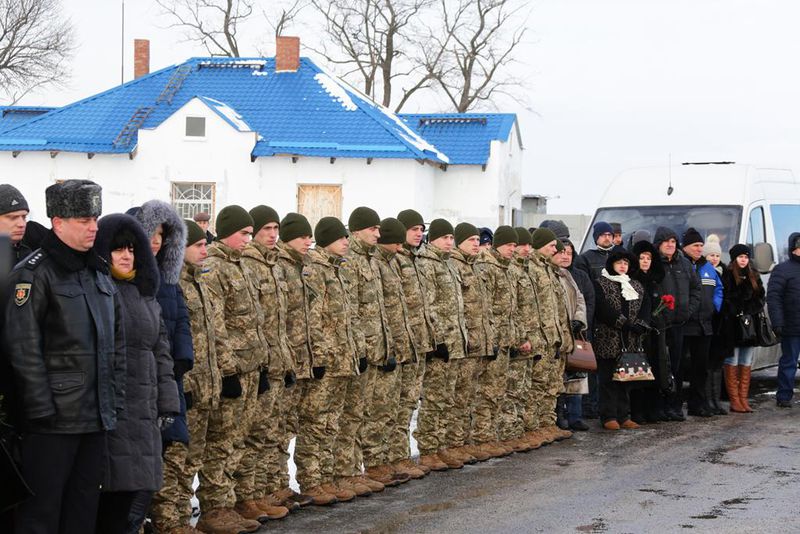 До могил невідомих бійців веде наша  пам'ять про їхній подвиг
