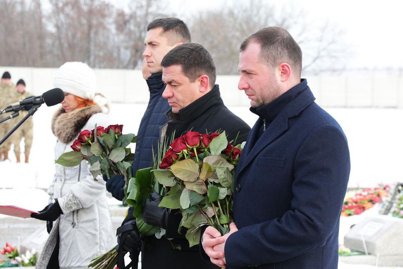 До могил невідомих бійців веде наша  пам'ять про їхній подвиг