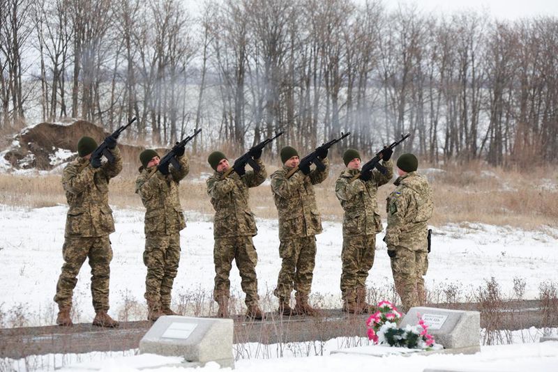 До могил невідомих бійців веде наша  пам'ять про їхній подвиг