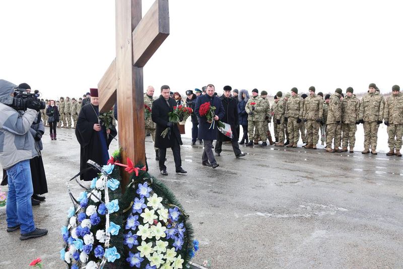 До могил невідомих бійців веде наша  пам'ять про їхній подвиг