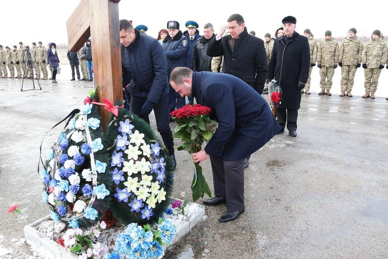 До могил невідомих бійців веде наша  пам'ять про їхній подвиг