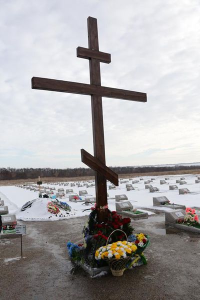 До могил невідомих бійців веде наша  пам'ять про їхній подвиг