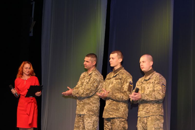 Молодь акціями та концертом привітала військових