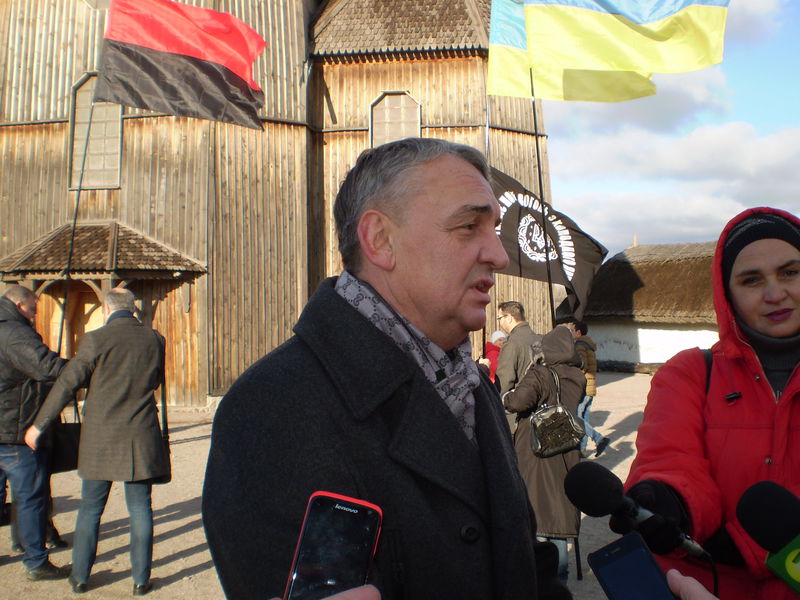 Борців за незалежність України вшанували патріотичними піснями та молебнем на Хортиці